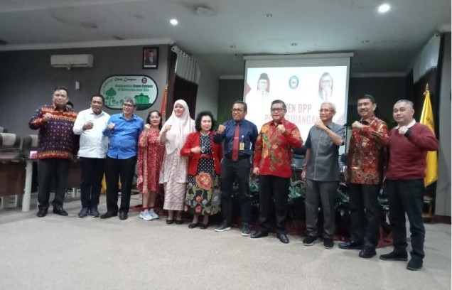 "Rektor UHO Prof Zamrun saat bersama Sekjen PDIP Hasto Kristiyanto tahu. 2022 dalam kegiatan sosialisasi 4 pilar.